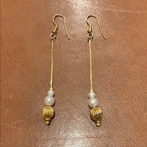 Dangle earrings with pearls